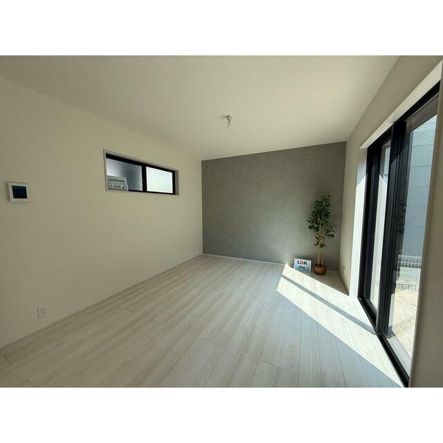 変化のあるクロス（壁紙）で奥行きと立体感の感じられる空間に（1号棟）