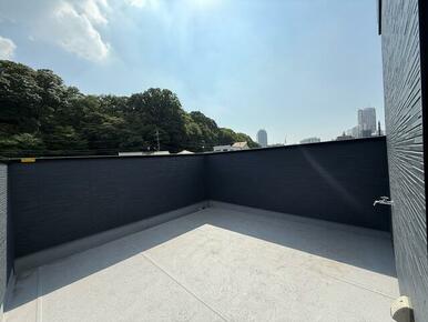 洗濯物や布団をたっぷり干せるのがうれしいバルコニー （1号棟）