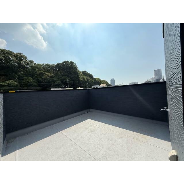 洗濯物や布団をたっぷり干せるのがうれしいバルコニー （1号棟）