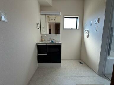 女性のお化粧や男性の身だしなみに洗面台は不可欠（1号棟）