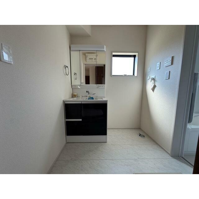 女性のお化粧や男性の身だしなみに洗面台は不可欠（1号棟）