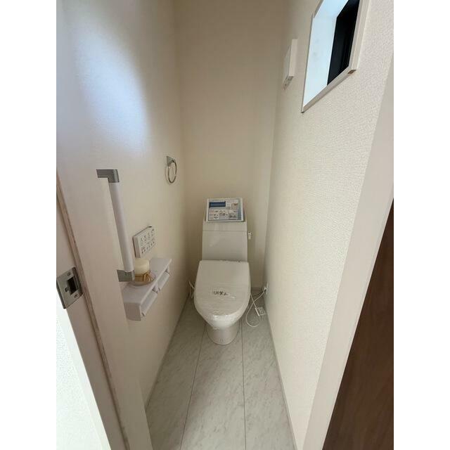 体調不良時や将来のことを考えれば手すり付きはとっても便利（1号棟）