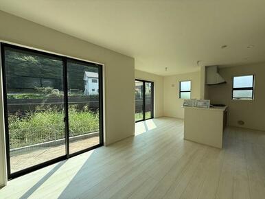 笑顔が溢れる、心和むリビング（1号棟）