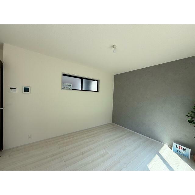 洋室はファッションを楽しむようにラグや家具とコーディネートしたい（1号棟）