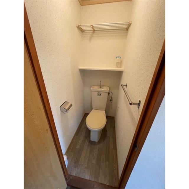 清潔感のあるトイレは、日々の暮らしを快適にします。収納棚と上部ラックも備わり、空間を有効活用できる設