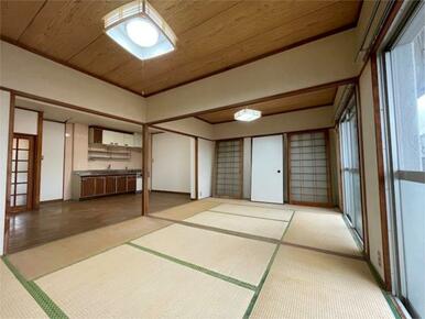 和室とダイニングキッチンが繋がる空間。ライフスタイルに合わせて多様な使い方が可能です。懐かしい雰囲気