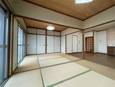 和の趣が心地よい広々とした空間。大きな窓から光が差し込み、明るい雰囲気です。収納も豊富で、すっきりと