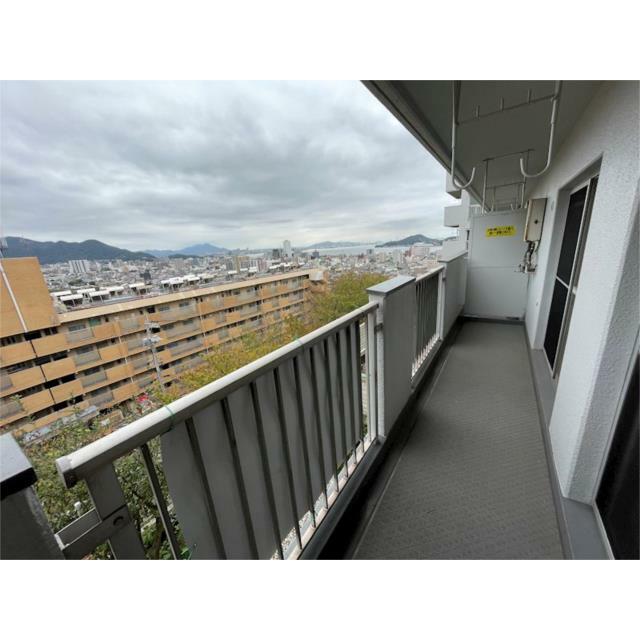 広々としたバルコニーからは、市街地と海を望む開放的な眺望が広がります。洗濯物もたっぷり干せ、リラック
