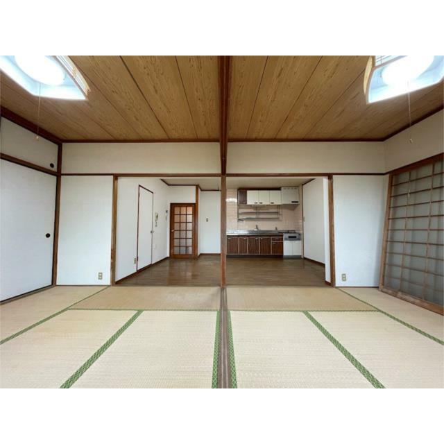 天井の木目が温もりを感じさせる和室。隣接するダイニングキッチンとの一体感も魅力です。お子様の遊び場や