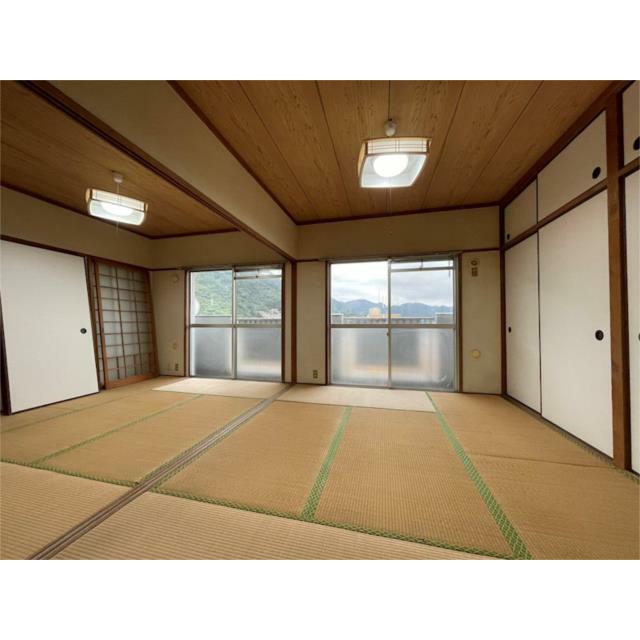 広々とした和室は、陽光が差し込み、心地よい空間を演出。押入れ収納も充実しており、様々な用途で活用でき