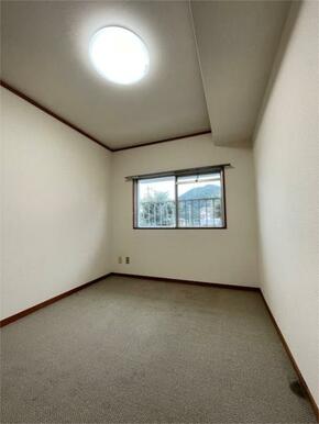 落ち着いた色味のカーペット敷きの洋室は、書斎や趣味の部屋としても活用できます。窓からは豊かな自然が望