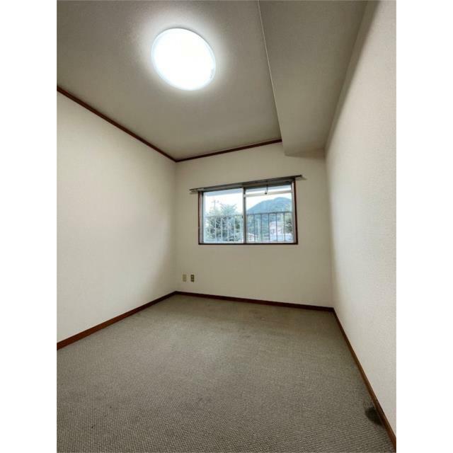 落ち着いた色味のカーペット敷きの洋室は、書斎や趣味の部屋としても活用できます。窓からは豊かな自然が望