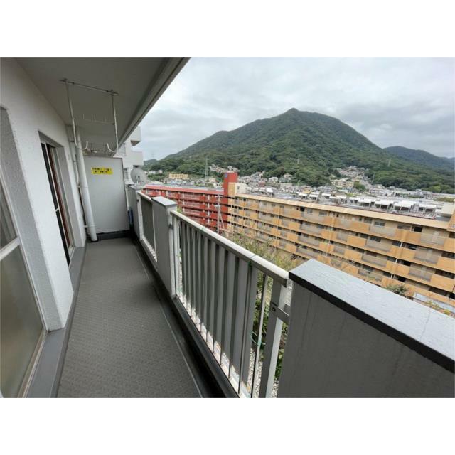 山の緑と街並みが広がるバルコニー。開放的な眺望を日々の暮らしに取り入れませんか？洗濯物も気持ちよく乾