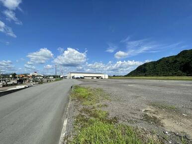 間口が広いため、トラックなどの大きい車の出入りも安心です。