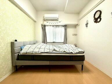 やわらかなグリーンのアクセントクロスが癒しを添える主寝室。南向きの窓から穏やかな光が差し込みます。