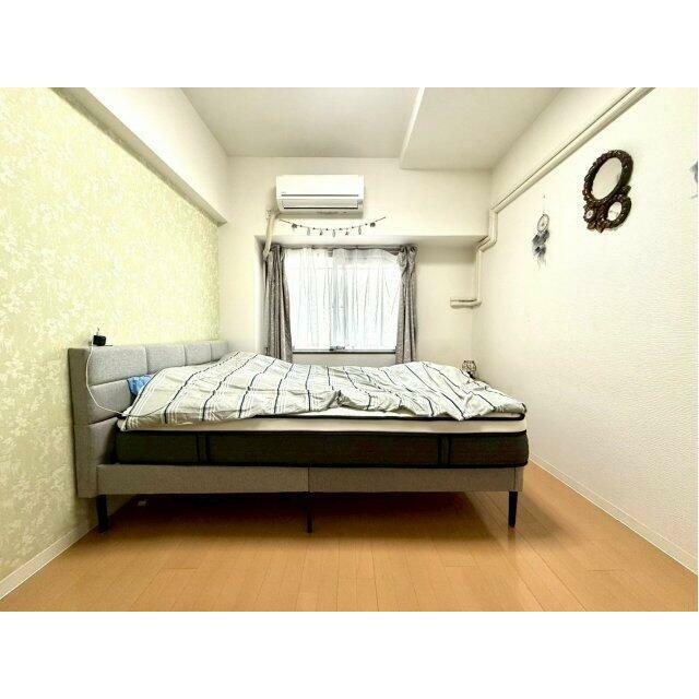 やわらかなグリーンのアクセントクロスが癒しを添える主寝室。南向きの窓から穏やかな光が差し込みます。