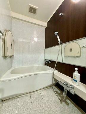 ダークブラウンのアクセントパネルが上質な雰囲気を演出。追焚機能付き浴槽で、一日の疲れを癒すくつろぎ