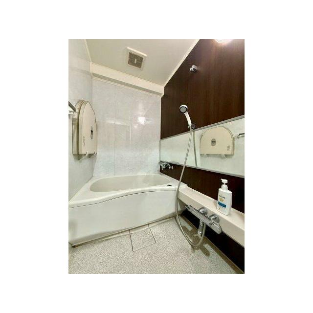 ダークブラウンのアクセントパネルが上質な雰囲気を演出。追焚機能付き浴槽で、一日の疲れを癒すくつろぎ