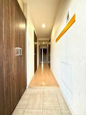 直線的に伸びる廊下は、落ち着きのある照明が上品な雰囲気を演出。各居室へスムーズにアクセスできる動線
