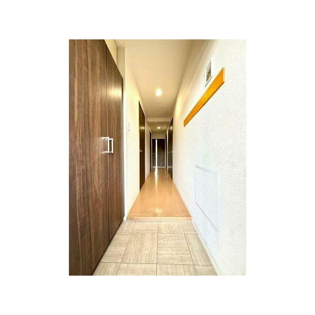 直線的に伸びる廊下は、落ち着きのある照明が上品な雰囲気を演出。各居室へスムーズにアクセスできる動線