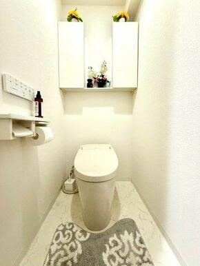 清潔感あふれるホワイトを基調とした空間。収納棚と飾り棚を設け、機能性とデザイン性を兼ね備えています。