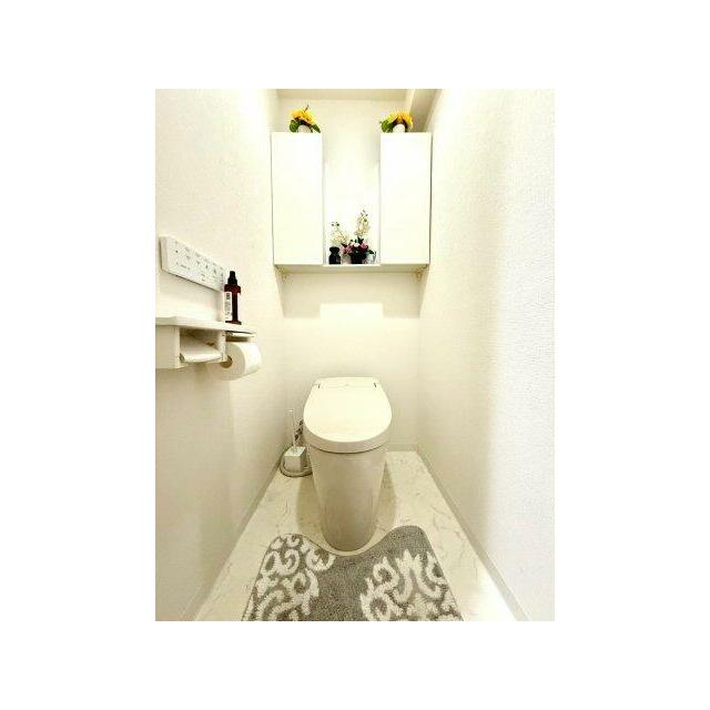 清潔感あふれるホワイトを基調とした空間。収納棚と飾り棚を設け、機能性とデザイン性を兼ね備えています。