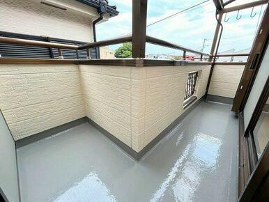 「バルコニー」防水塗装済みで、綺麗です。