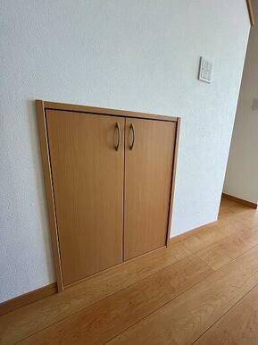 「LDK」階段下を有効活用した収納スペース付きです