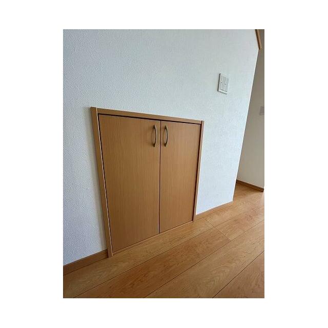 「LDK」階段下を有効活用した収納スペース付きです