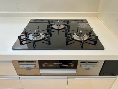 「キッチン」時短調理に便利な3口コンロ＆グリル付きです