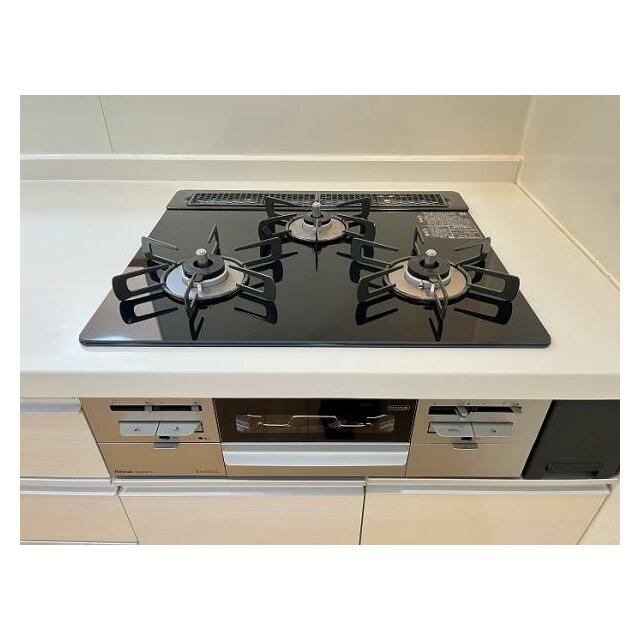 「キッチン」時短調理に便利な3口コンロ＆グリル付きです