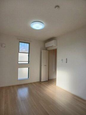 明るい色調の室内です