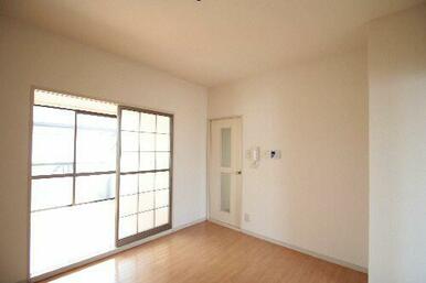 【ダイニングキッチン】正面ドア横には給湯器スイッチ＆来訪者と会話可能なインターフォン受話器を設置。