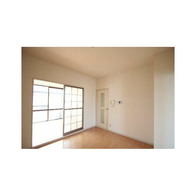 【ダイニングキッチン】正面ドア横には給湯器スイッチ＆来訪者と会話可能なインターフォン受話器を設置。