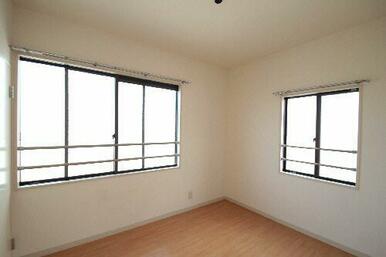 【洋室】２面採光となっております。