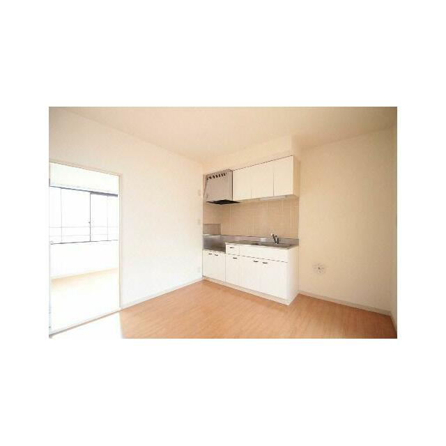 【ダイニングキッチン】ホワイトのキッチンと明るい床材を採用。キッチン右手は冷蔵庫置場です。