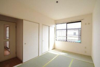 【和室】天井や襖はクロス貼仕様で洋風となっております。