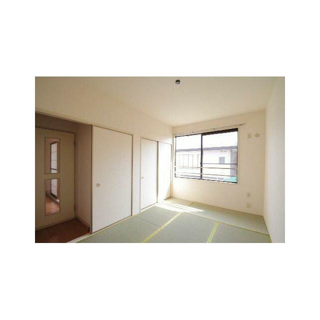 【和室】天井や襖はクロス貼仕様で洋風となっております。