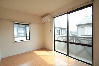 【洋室】角部屋のため採光が２面ございます。エアコン設置。