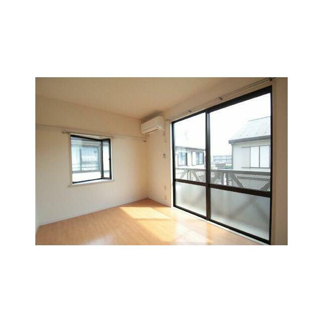 【洋室】角部屋のため採光が２面ございます。エアコン設置。