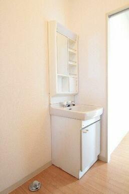 【洗面所】収納キャビネット付の化粧台です。隣は洗濯機置場です。