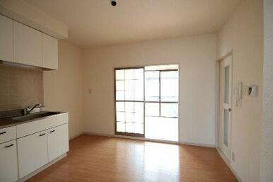 【ダイニングキッチン】正面の引戸はガラス張です。右手の壁には給湯機のスイッチとインターフォン用受話…