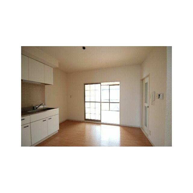 【ダイニングキッチン】正面の引戸はガラス張です。右手の壁には給湯機のスイッチとインターフォン用受話…