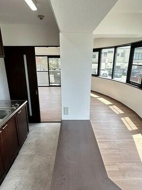 「キッチン」キッチンからDKの様子が見えます。