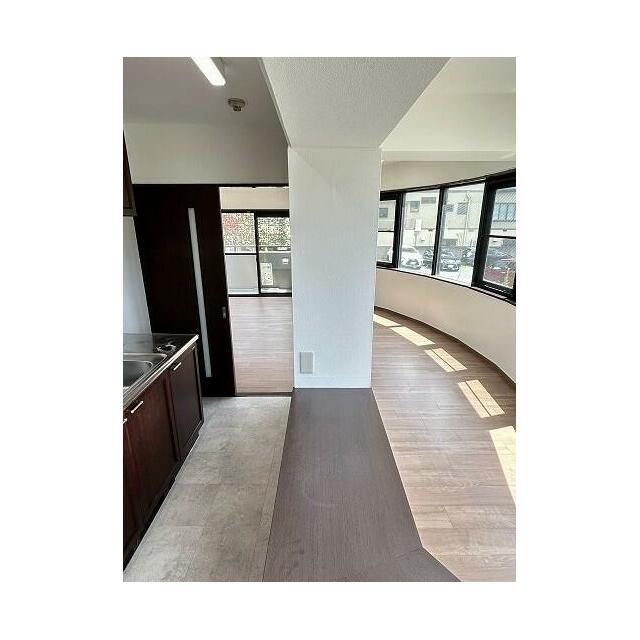 「キッチン」キッチンからDKの様子が見えます。