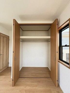 「2階洋室約約6帖」クローゼット収納