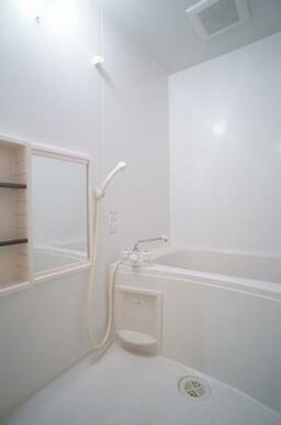浴室です。白を基調としており、清潔感があります！小物を置ける棚や鏡もあります！