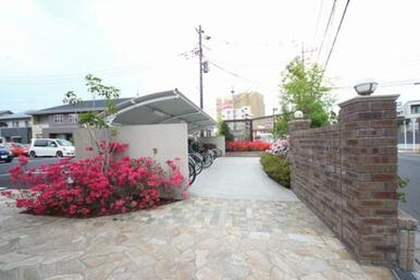 入居者様専用駐輪場は屋根付きです。