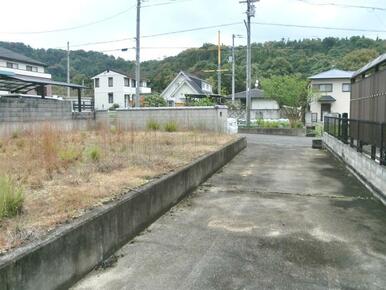 敷地より道路を望む