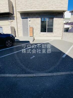 敷地内に駐車場がありますが、まず空き確認してください。